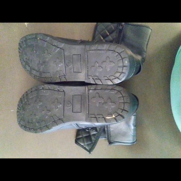 Black Boots size 8 Moto boot with Silver Buckles - Picture 4 of 5